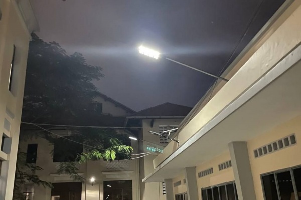 Progetto di illuminazione stradale solare per l'ospedale della Cambogia