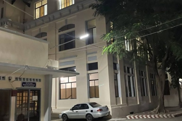 Progetto di illuminazione stradale solare per l'ospedale della Cambogia