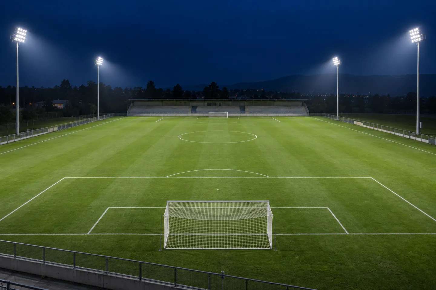 Un campo da calcio regolamentare illuminato di notte da torri con proiettori a LED: il risultato finale per cui, in definitiva, si paga ogni preventivo per l’illuminazione di un campo da calcio