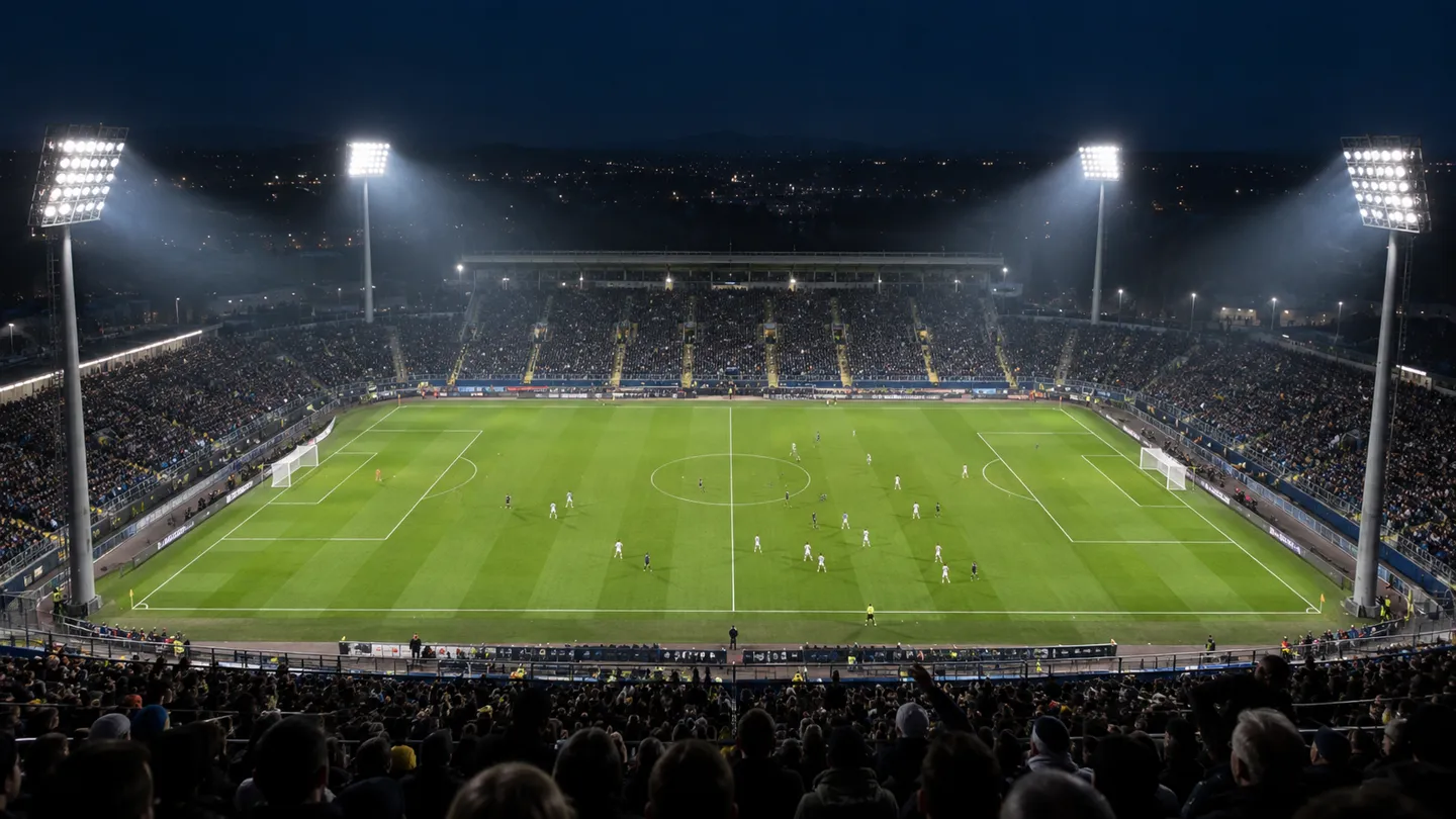 I pali dei proiettori che illuminano uno stadio di calcio di notte: questo articolo analizza il tema centrale del mercato dell’illuminazione degli stadi