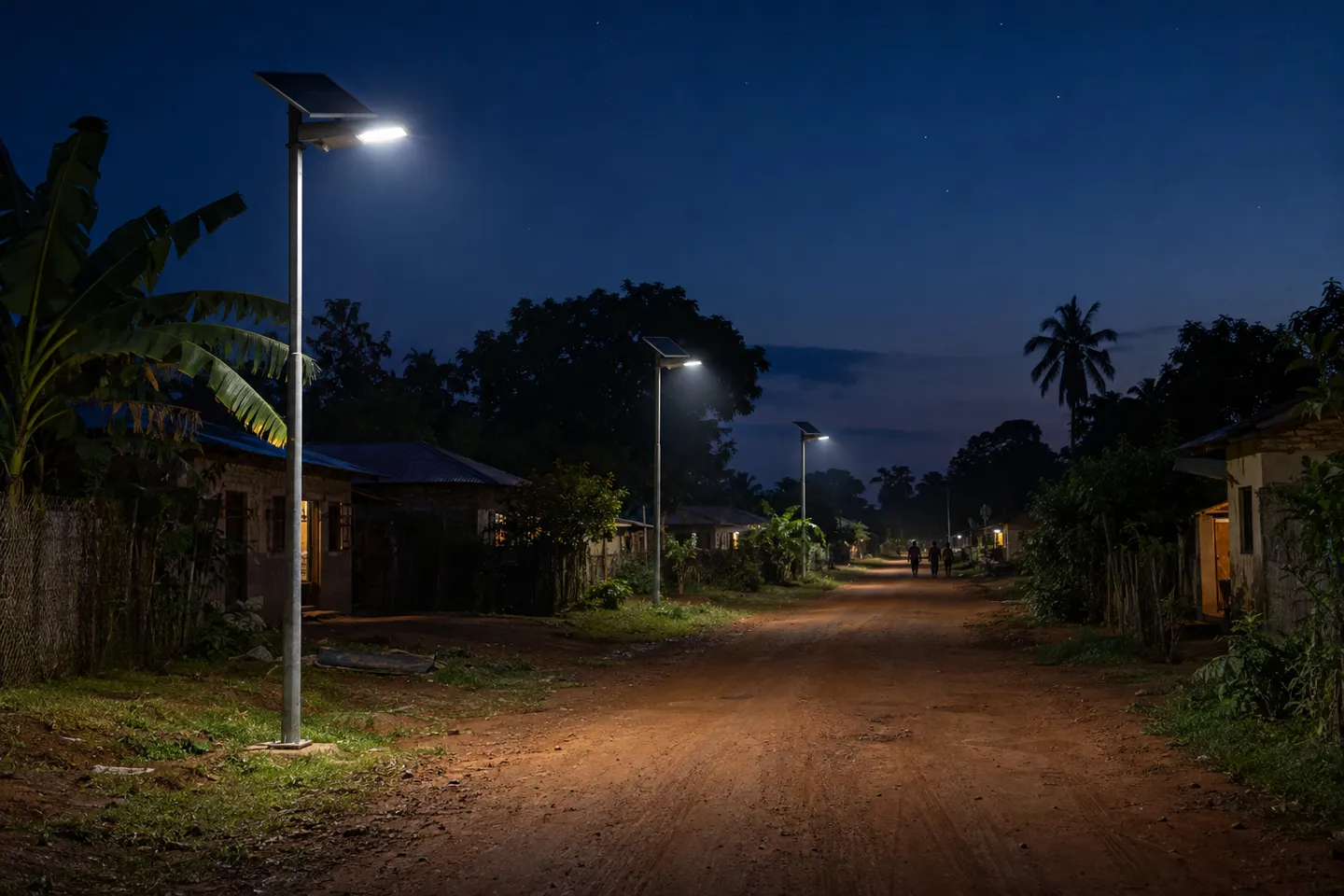 Postes de iluminação solar «tudo-em-um» a iluminar uma estrada rural não pavimentada, onde a rede elétrica nunca chegou; a implantação de sistemas autónomos é a que mais cresce no mercado da iluminação pública e rodoviária