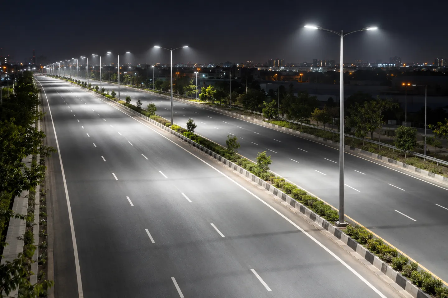Los patrones de haz amplio de los LED proyectan una luz uniforme sobre una arteria urbana de varios carriles por la noche, lo que muestra cómo el tipo de distribución determina la distancia entre los postes en el diseño del alumbrado público.
